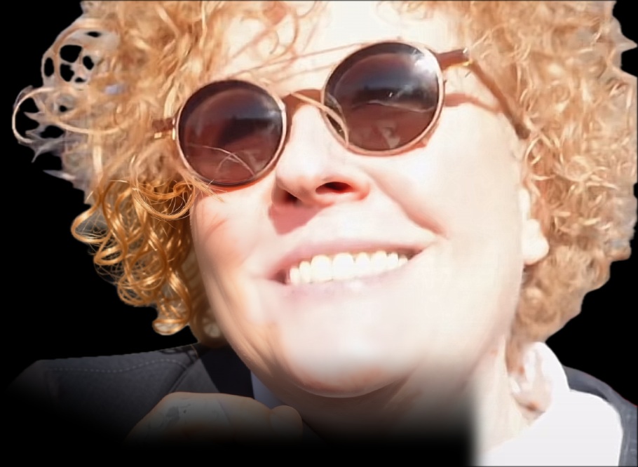 Carla, host of DE VLAM, smiling with sunglasses